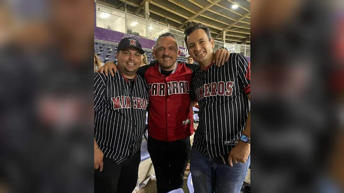 Alcalde con camiseta de mineros